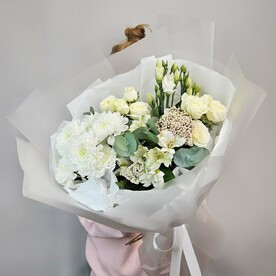 Альстромерия, Писташ, Хризантема, Лизиантус Эустома, Роза кустовая, Эвкалипт, Озотамнус, Стильная упаковка