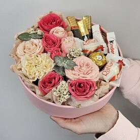 Кустовые розы со сладостями