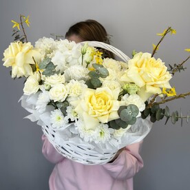 Весенняя кремовая корзина