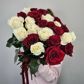 25 белых и красных роз Эквадор