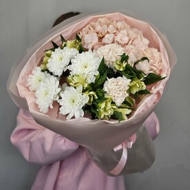 Персиковая гортензия с альстромерией