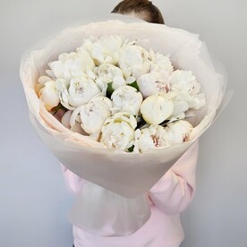 Букет 15 белых пионов
