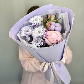 Букет с пионом, альстромерией и хризантемой в лавандовом фоамиране