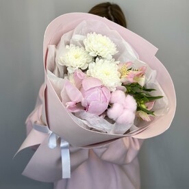 Букет с пионом, альстромерией и хризантемой