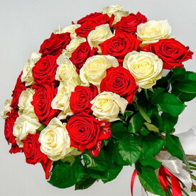 Букет из 41 розы микс красный и белый