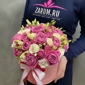 Шляпная коробка с пионовидными розами и эустомой