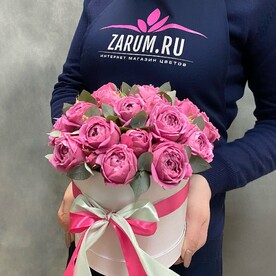 Шляпная коробка с пионовидными розами и эвкалиптом