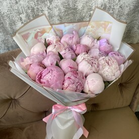 Букет из 19 розовых пионов