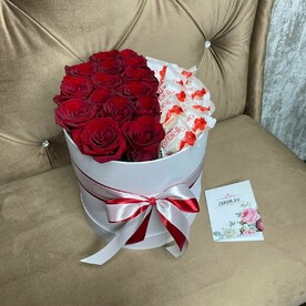 Коробка с красными розами и рафаэлло