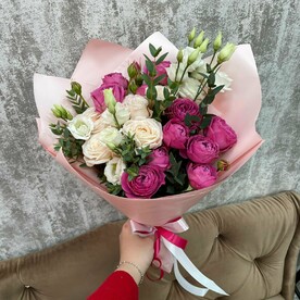 Микс из пионовидных роз и Эустомы