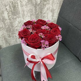 Коробка с 9 розами и хамелациумом