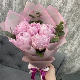 Букет из 5 Итальянских пионов Сара Бернар и эвкалипта