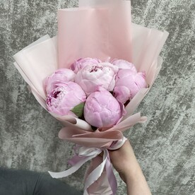 Букет из 7 розовых пионов
