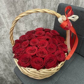 Корзина из 25 красных роз