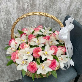 Корзина из белых орхидей и роз Джумилия