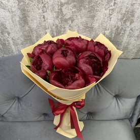 Букет из 7 бордовых пионов