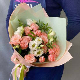 Микс из персиковых пионовидных роз и эустом