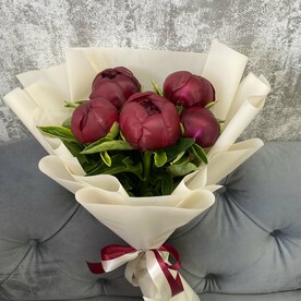 Букет из 5 бордовых пионов