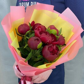 Букет из 7 бордовых пионов