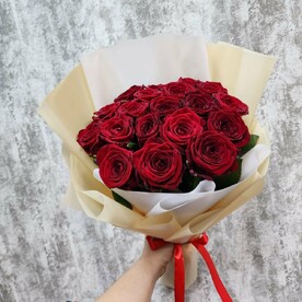 Букет из 19 роз Ред Наоми