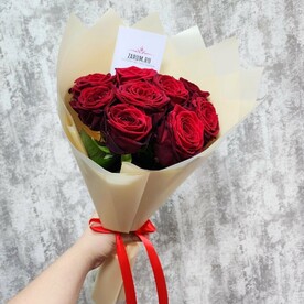 9 красных роз в бежевой упаковке