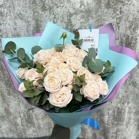 Букет из пионовидных роз Бомбастик в двухцветной пленке