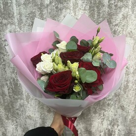 Микс из красных роз и эустомы