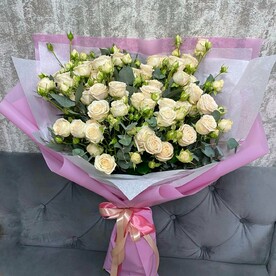 Букет из 9 кустовых пионовидных роз Софи 70 см с эвкалиптом