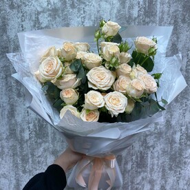 Букет из 5 кустовых кремовых роз Софи и эвкалипта