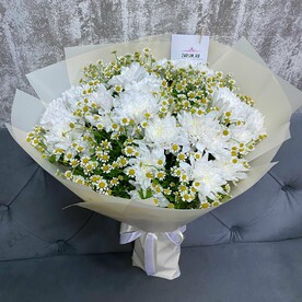 Микс из ромашек и кустовых хризантем