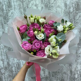 Микс из пионовидных роз Мисти Баблс и эустом в матовой пленке