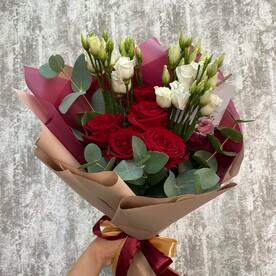 Микс из красных роз и эустом