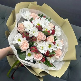 Микс-букет с розами, альстромериями и хризантемой