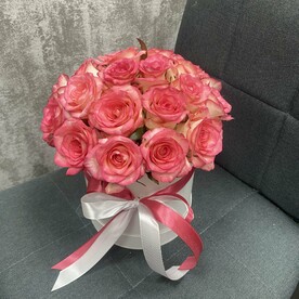 Розы Джумилия в белой шляпной коробке (19 шт)