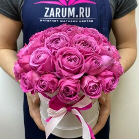 Пионовидные розы Мисти Баблз с белой шляпной коробке ( 19 шт )