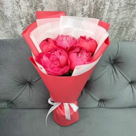 Букет из 5 коралловых пионов