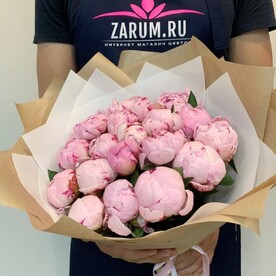 Букет из 19 розовых пионов