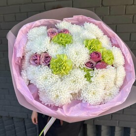 Букет с хризантемой и кустовой розой