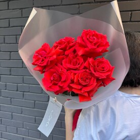 Букет с алой французской розой «признание»