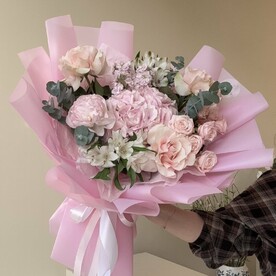 Букет с пионами и ажурной розой 🌸🤍