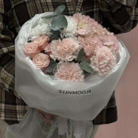 Букет нежный с гортензией, диантусом и розами
