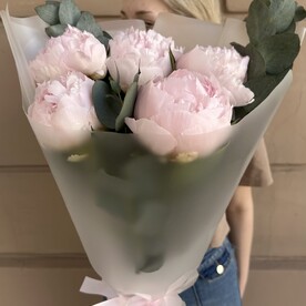 Нежный букет из пионов