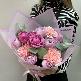 Букет из пионовидных роз и диантусов