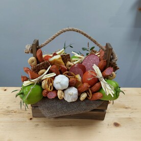 Ящик изобилия, с колбасами и овощами
