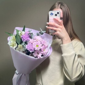 Букет с гвоздикой, хризантемой, альстромерией и эвкалиптом
