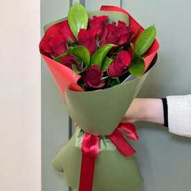 9 голландских красных роз с рускусом