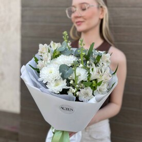Белый букет хризантема, маттиола и альстромерия средний