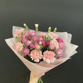 Букет из кустовых роз и диантусов