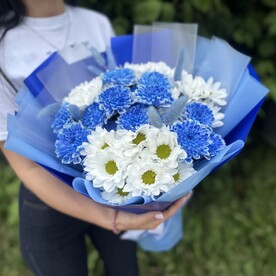 Букет хризантем в синих тонах