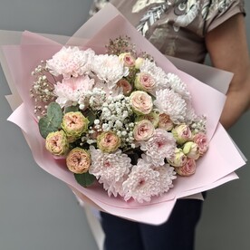 «Облако нежности» - 4 кустовых пионовидных роз и 3 кустовых хризантем